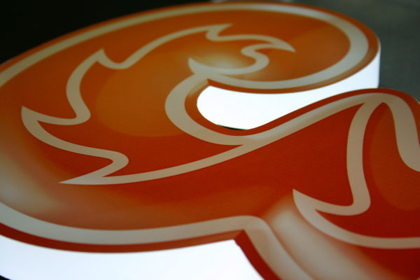 Detail Vollacrylbuchstabe mit frontalem & seitlichem Lichtaustritt