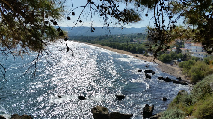 Blick auf Meer, Strand und Haus (leicht rechts der Bildmitte) von der Kirche Eleistria
