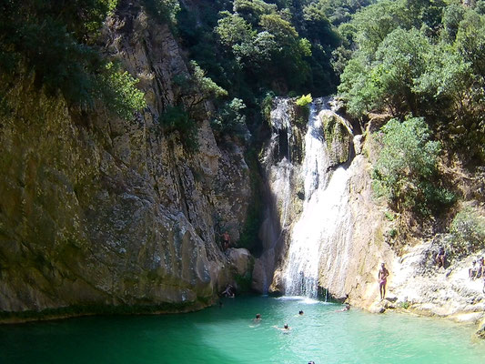 Der große Wasserfall mit Grotte zum Hineinschwimmen