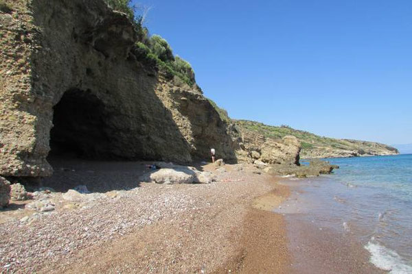 "Höhlen-Strand" von Vassilitsi entlang der Küste 