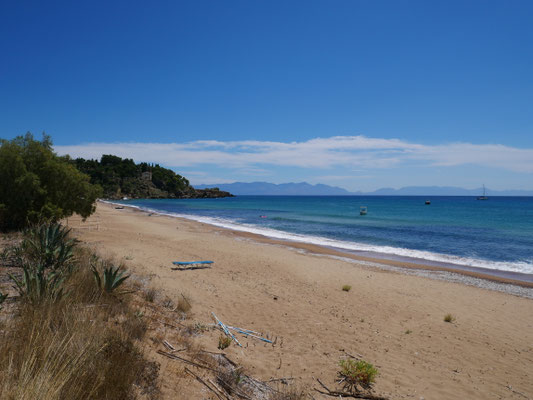 Blick über den Strand in der Hochsaison am Nachmittag Richtung Burg, kleiner Halbinseln von Koroni und gegenüberliegender Mani