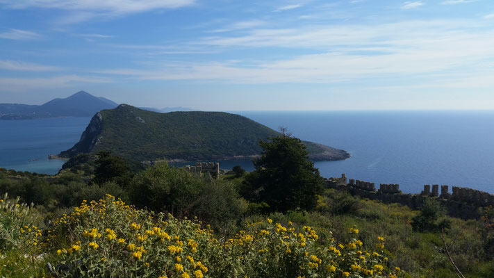 Blick von der Kreuzritterfestung auf die Insel vor der Navarino-Bucht
