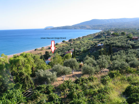 Blick vom Parkplatz der Grundschule auf den Zaga-Strand und das Ferienhaus