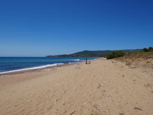 Blick über den Strand in der Hochsaison am Nachmittag Richtung Südwesten...