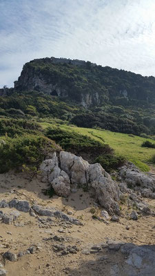 Blick von der Voidokilia-Bucht hinauf zur Kreuzritterburg - auf halbem Weg die Höhle des Nestor