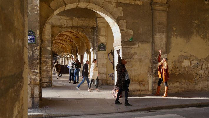 Photographe et modèle, Place des Vosges, 75004 Paris, F,