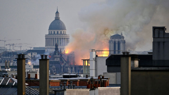 Notre Dame de Paris en feu, depuis Parodi,  75001 Paris, F