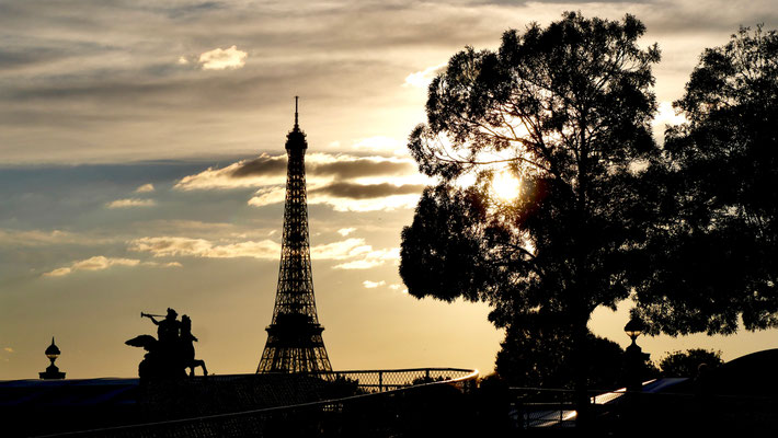 Sunset, tour Eiffel depuis le  Jardin des Tuileries, Paris, F,
