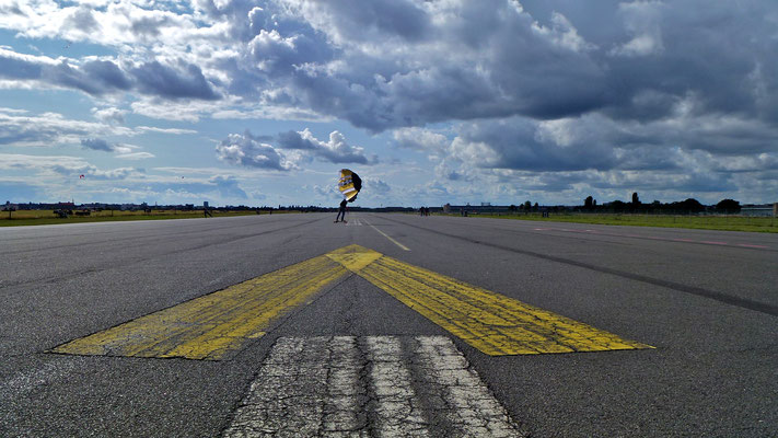 Kite surfer sur piste, ancien Aéroport de Tempelhof, Berlin, D,   P1030139