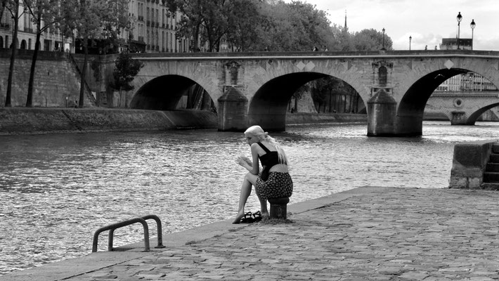 Pieds nus, Quais de Seine, 75004 Paris,F,
