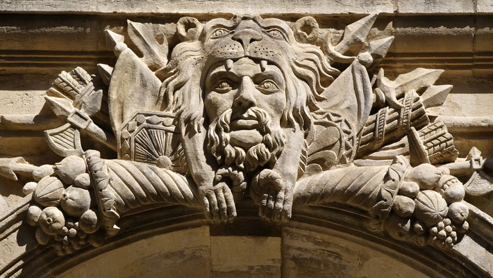 Bas relief, Cour style renaissance, 1551, Chateau de Suze-la-Rousse, 26790 Suze-la-Rousse, Drôme, F,