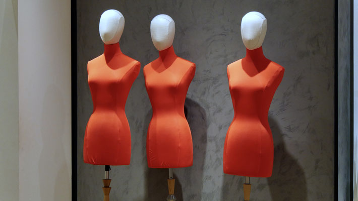 Mannequins rouges, Bon Marché, 75006 Paris, F,
