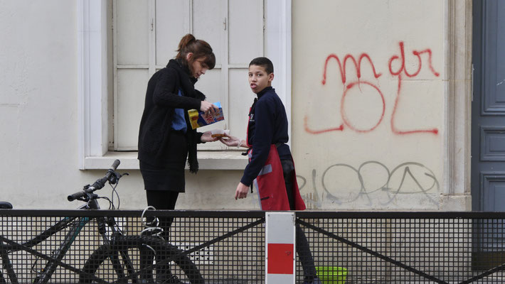La punition du tagueur, rue Eugène Varlin,  Canal Saint Martin, 75010 Paris, F,
