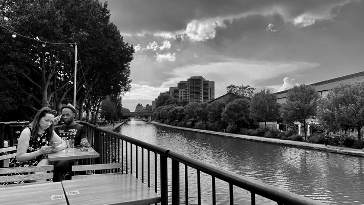 Couple, Bar- Péniche Antipode, Canal de l 'Ourq, 93500 Pantin, F,
