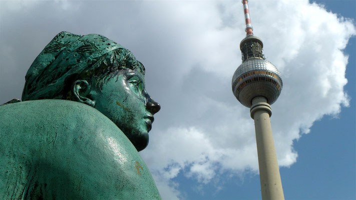 Statue Fontaine, Tour Fernsehturm, Alexander platz, Berlin, D,   P1030034