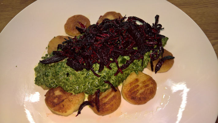 Selbstgemachte Gnocchi mit Rahm-Mangold und gerösteter Rote Beete