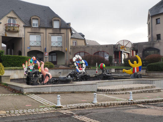 Und hier gibt es ausserdem einen Brunnen mit Figuren von Nicki Saint-Phalle