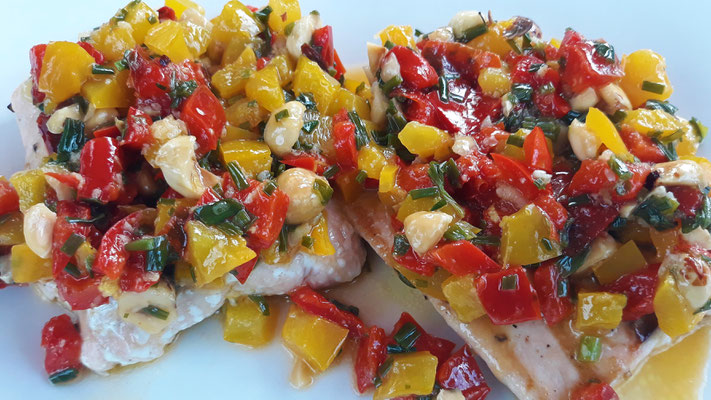 Gegrillter Lachs mit Parika-Haselnuss-Salsa