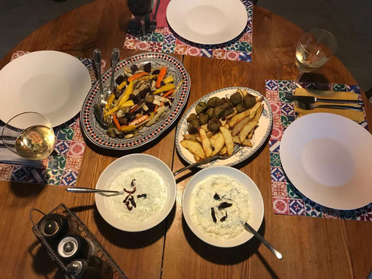 Backofengemüse mit Tzaziki und Pommes und Falafel