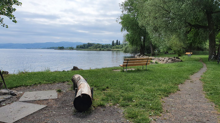 21.05. Mit dem Velo in die kleine Badi hinter der Fähreneinfahrt von Romanshorn - Blick nach Egnach