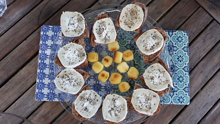 12.06. Mit Ziegenkäse überbackene Brötchen