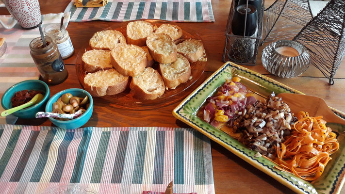 Gebackenes Brot mit Gemüse