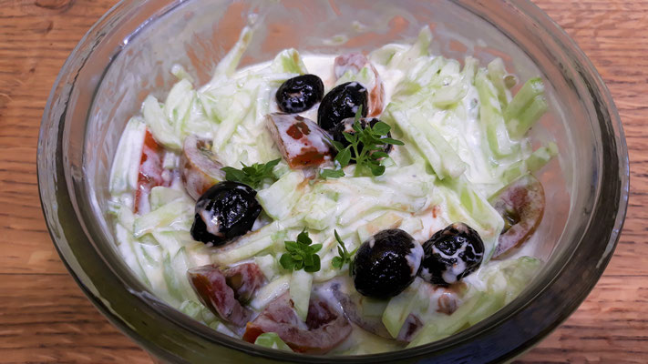 Gurkensalat an Joghurtsauce mit Tomaten und Oliven