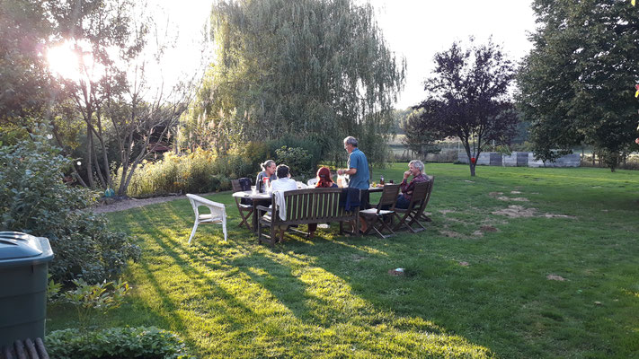 Alle zusammen an einem grossen Tisch im Garten essen - das ist jedesmal wieder so schön! 