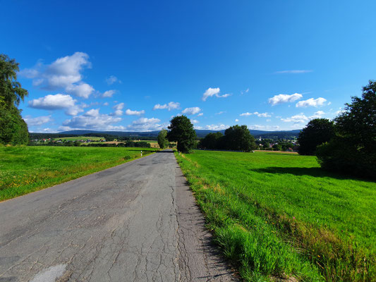 Die Strasse hinunter zum Dorf