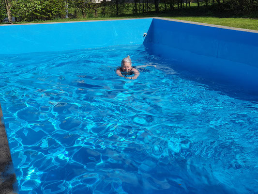 Barbara weiht den Pool mit nahezug eiskaltem Wasser ein