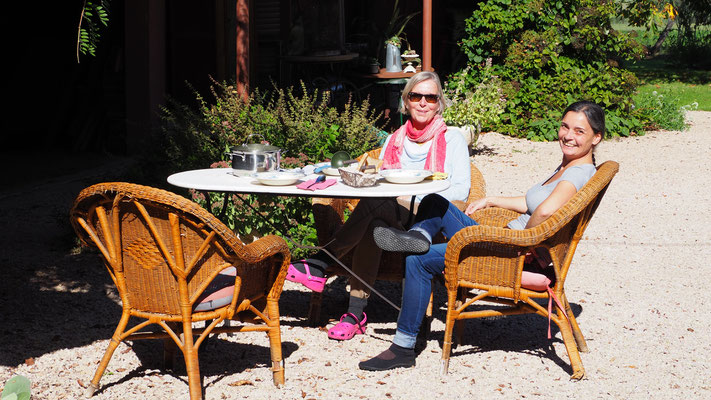 Mittagessen an der Sonne - meine Worklife-Gäste Stefanie und Ella