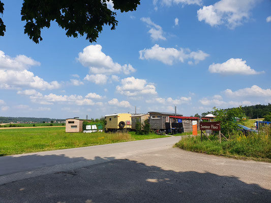 Blick in das angegliederte Tinyhaus-Dorf mit dem Earthship