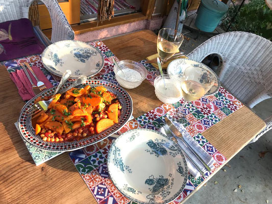 ... am schön gedeckten Tisch auf der Terrasse