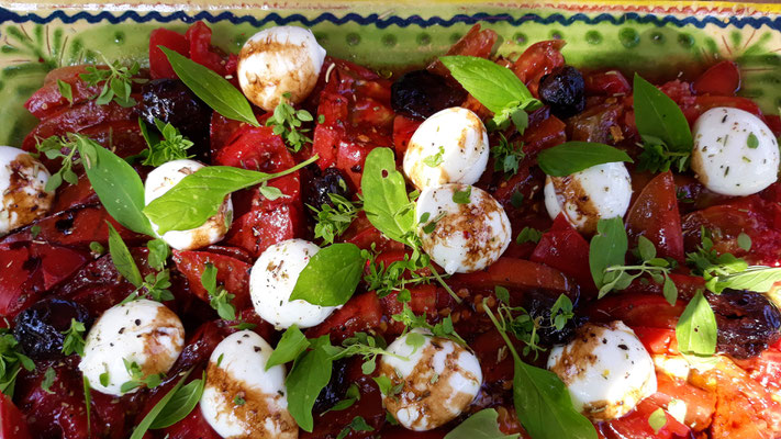 Der Tomatensalat mit Büffelmozarella-Kugeln - jammi! 