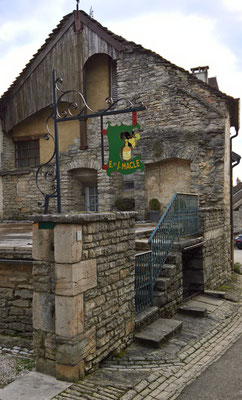 Das kleine Dorf Château Chalon liegt auf einem Vorsprung des ersten Juraplateaus