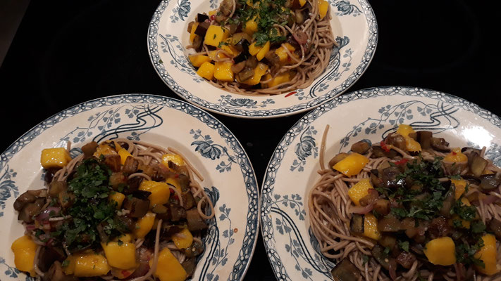 Sobanudeln mit Aubergine und Mango