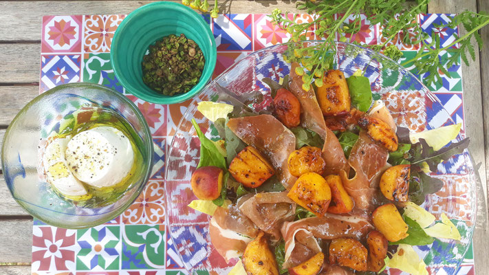 Pfirsich-Speck-Salat mit Orangenblütendressing - dazu frischen Ziegenkäse von der Nachbarin