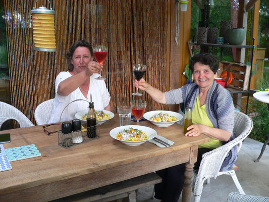 12.06. Abendessen am Tisch auf der Terrasse