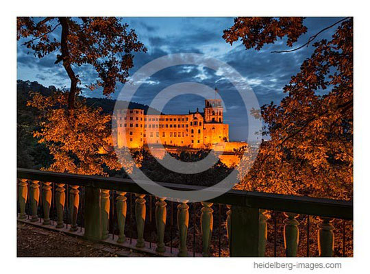 Archiv-Nr. hc2013152 | Blick durch Herbstblätter auf das Schloss 