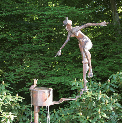 NÖTIGUNG, Wasserspiel/Bronze, 180 cm Höhe, 2007