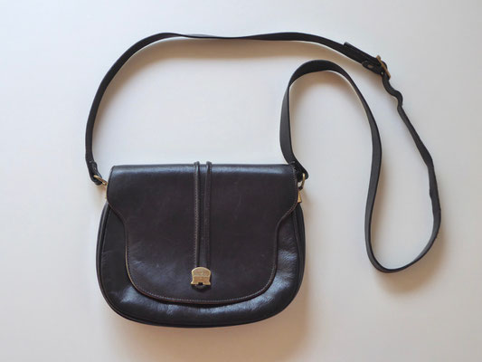 VORHER Ledertasche mit Gebrauchsspuren, stark abgenutzt / faltig und verblasst