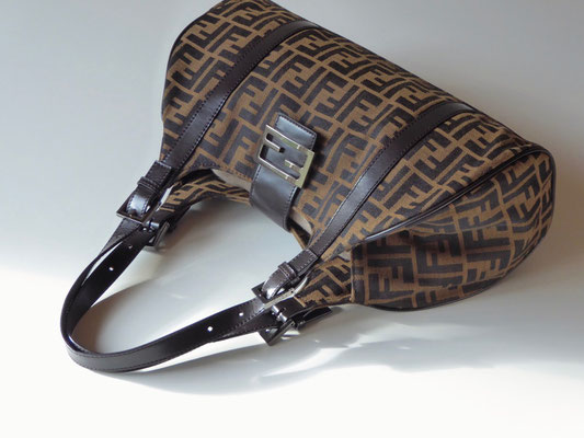 BEAUTY-Moment bei Tag & Nacht: FENDI Zucca Shoulder Bag als FASHION-Statement