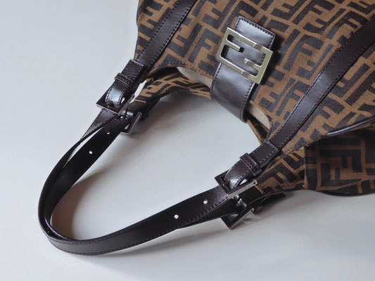 Liebe zum DETAIL: feine Lederpflege für FENDI Trageriemen | Logo-Design Karl Lagerfeld