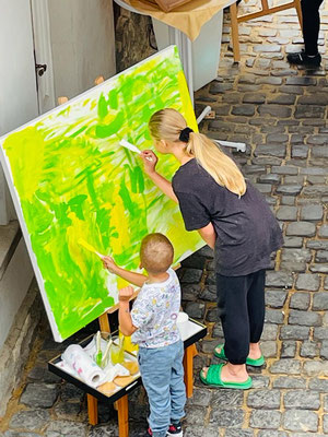 Kinder als Künstler am Werk bei den Gemeinschaftsbildern Kunst in Licher Scheunen 2022