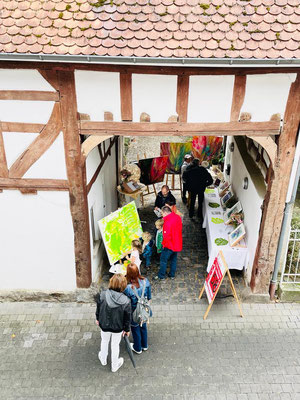 Besucher als Künstler am Werk bei den Gemeinschaftsbildern Kunst in Licher Scheunen 2022