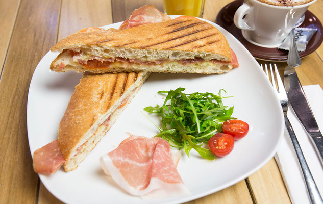 Frühstück im cafe trattoria adoro