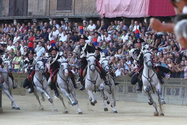 シエナのパリオ、警察隊によるギャロップ