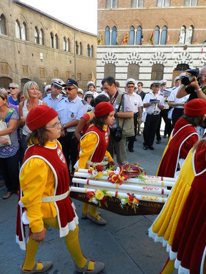 シエナのパリオ、コントラーダの子供たち