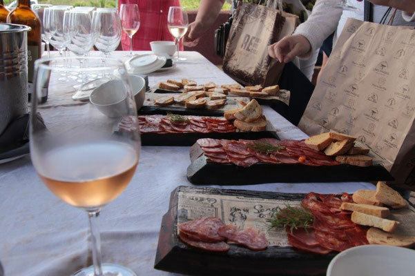 Portweinverkostung mit landestypischen Snacks bei Singer Portweinhandel Hamburg bestellen. 3% Portwein-Jubiläums-Vorteil bei Online Bestellungen ...