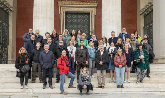 Event-BusReisen Athen mit Besichtigungsproramm und Weinverkostung auf einem Weingut....